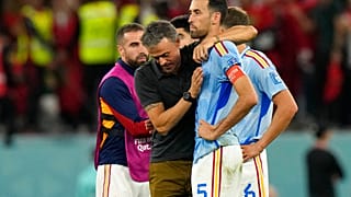 Luis Enrique abraza a Sergio Busquets