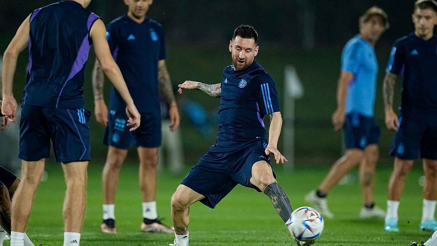 ليونيل ميسي يستعد خلال تدريب رسمي للأرجنتين عشية مباراة ربع النهائي في كأس العالم لكرة القدم بين الأرجنتين وهولندا في الدوحة ، قطر ، الخميس 8 ديسمبر 2022.