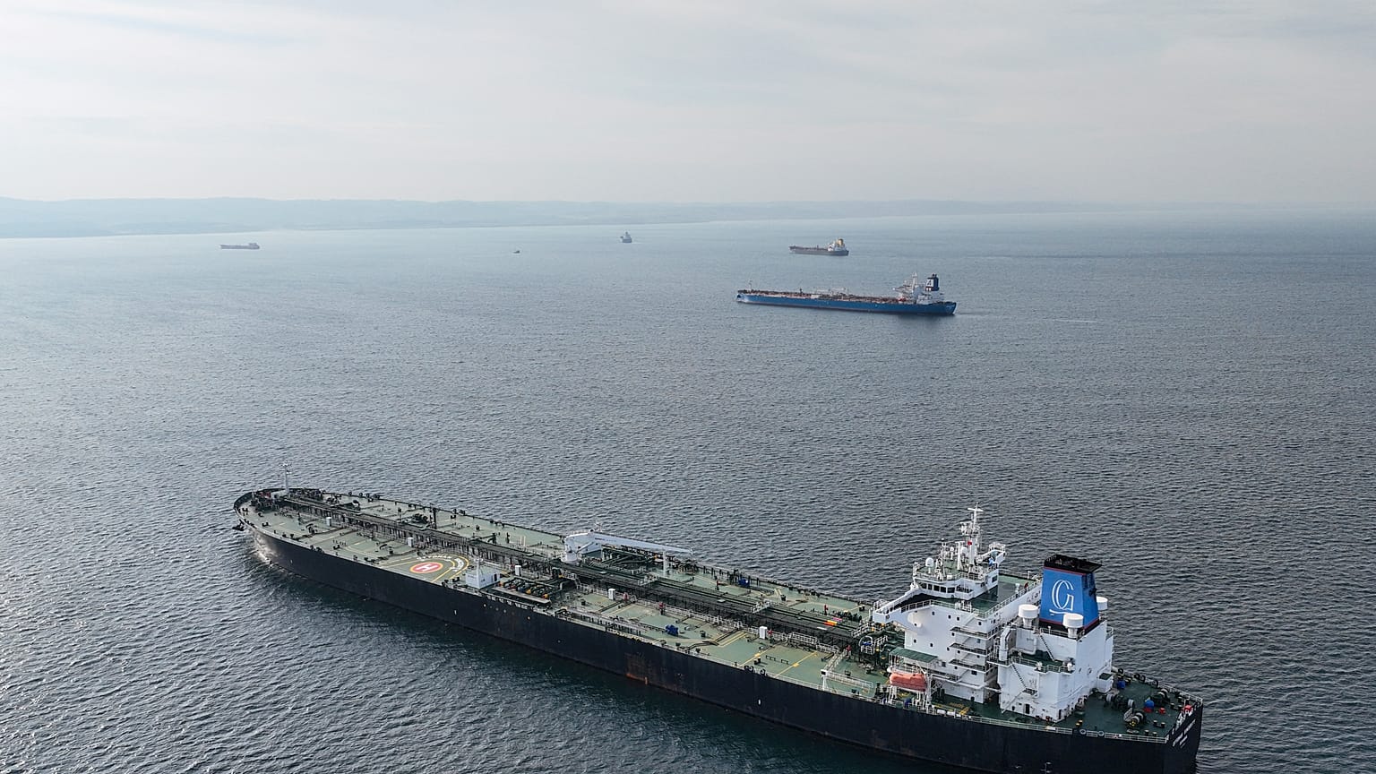 Boğaz'da bekleyen petrol tankerleri 