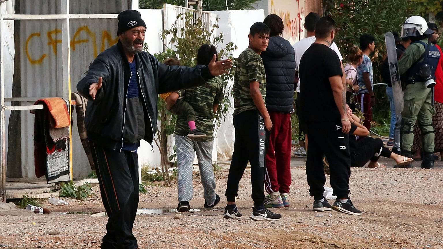 Αστυνομικοί πραγματοποιούν ευρεία επιχείρηση σε καταυλισμό Ρομά στο Ζεφύρι