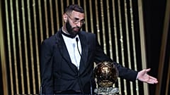 Karim Benzema miután átvette az év legjobb labdarúgójának járó Aranylabdát a párizsi Chatelet Színházban rendezett gálán 2022. október 17-én.