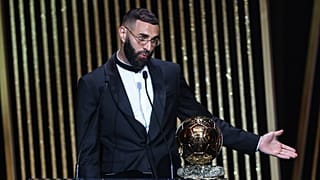 Karim Benzema miután átvette az év legjobb labdarúgójának járó Aranylabdát a párizsi Chatelet Színházban rendezett gálán 2022. október 17-én.