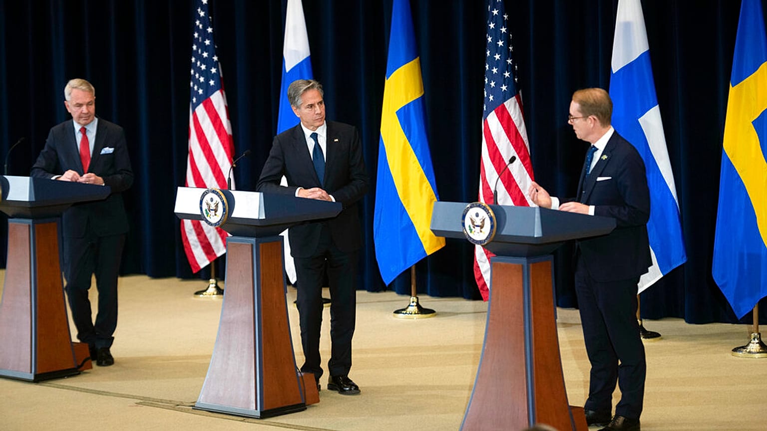 Le secrétaire d'État Antony Blinken, le ministre finlandais des Affaires étrangères Pekka Haavisto et le ministre suédois des Affaires étrangères Tobias Billstrom - 8/12/2022