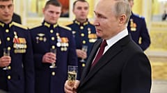 Putin trinkt Champagner mit Soldaten