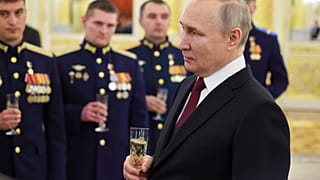 Putin trinkt Champagner mit Soldaten