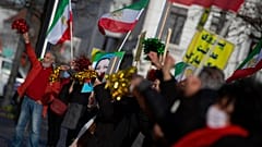 تجمع اعضای سازمان مجاهدین خلق در بیرون دادگاه اسدالله اسدی در شهر آنتورپ بلژیک به تاریخ چهارم فوریه ۲۰۲۱.