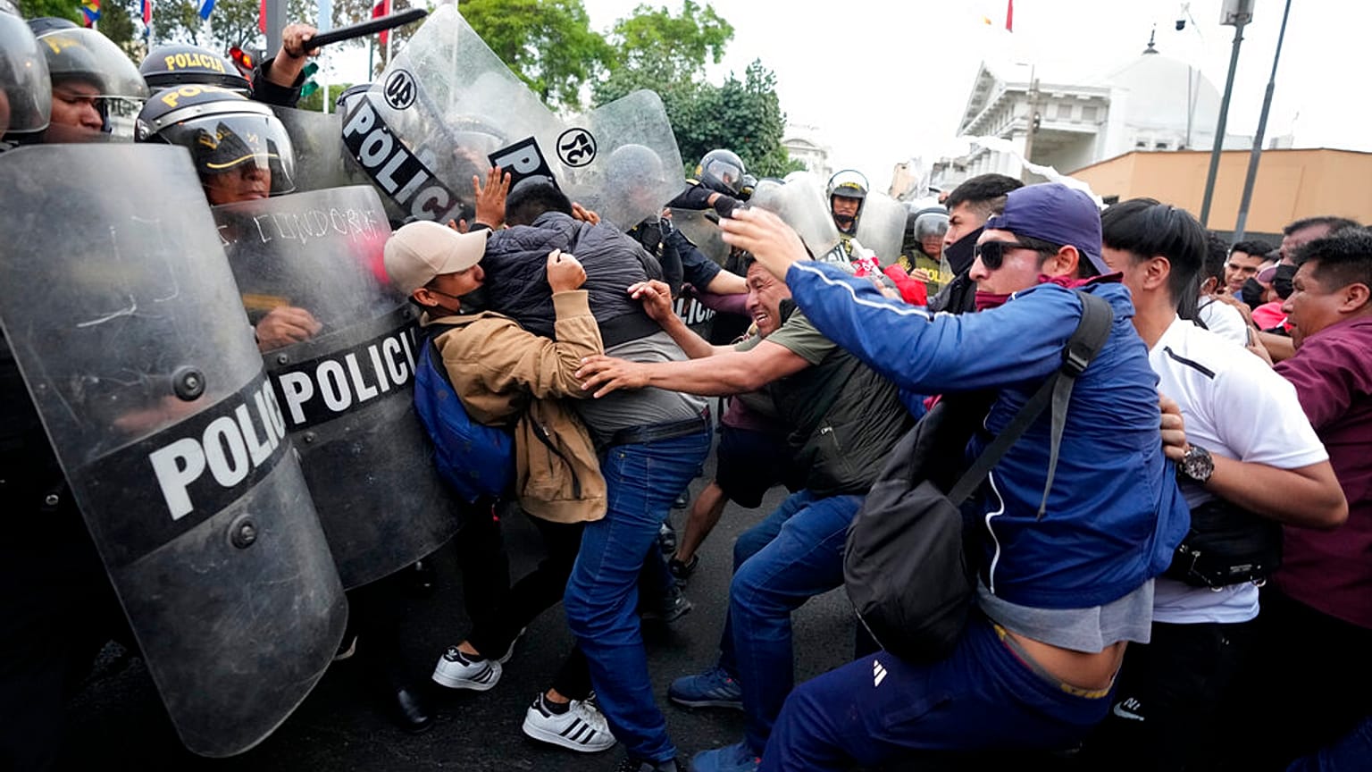 Policía y manifestantes se enfrentan en Lima, Perú