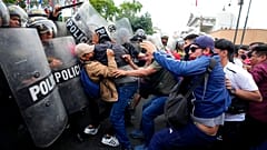 Policía y manifestantes se enfrentan en Lima, Perú