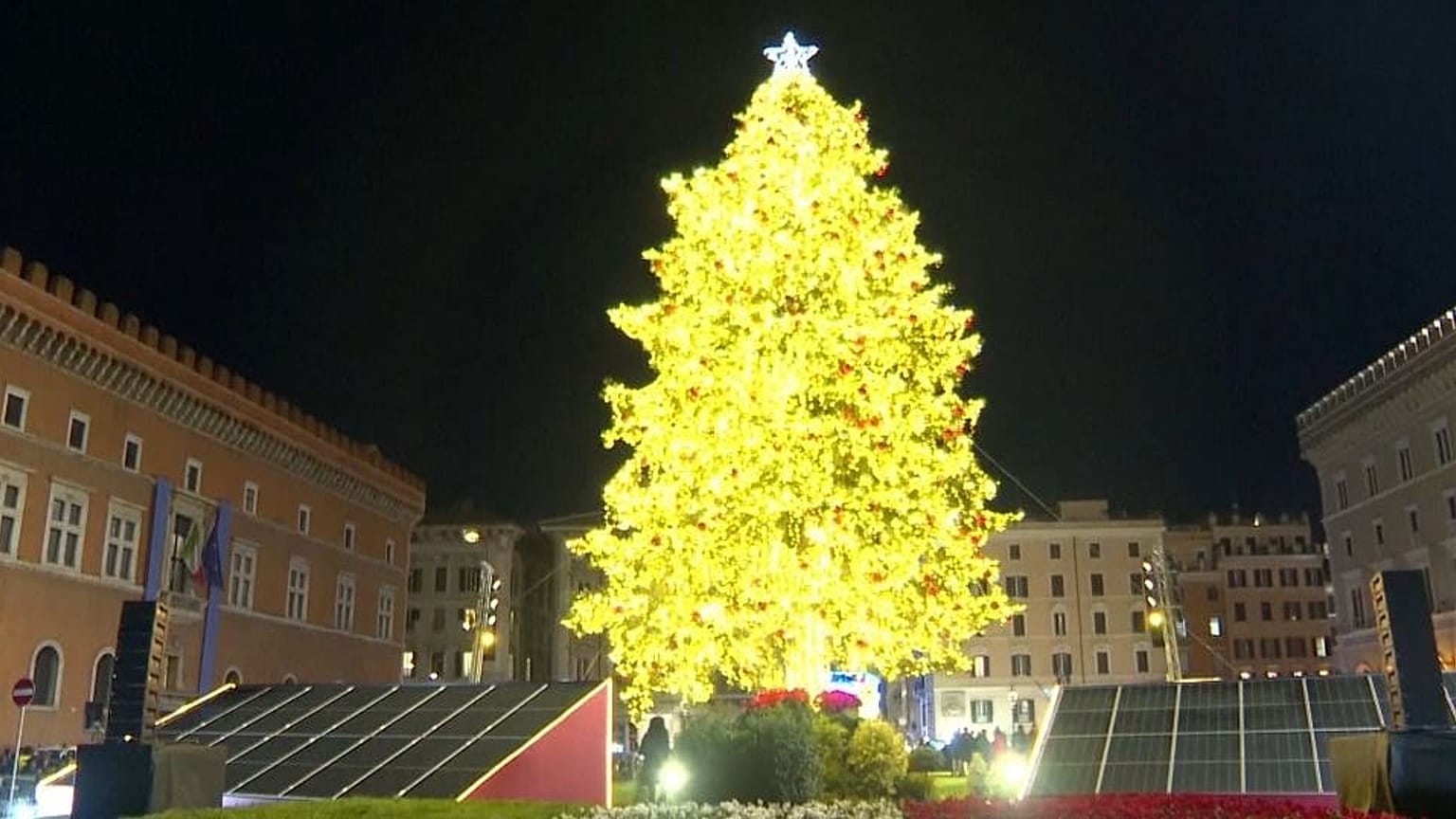 Immagine presa da un video della cerimonia di accensione dell'albero di Natale a Piazza Venezia.