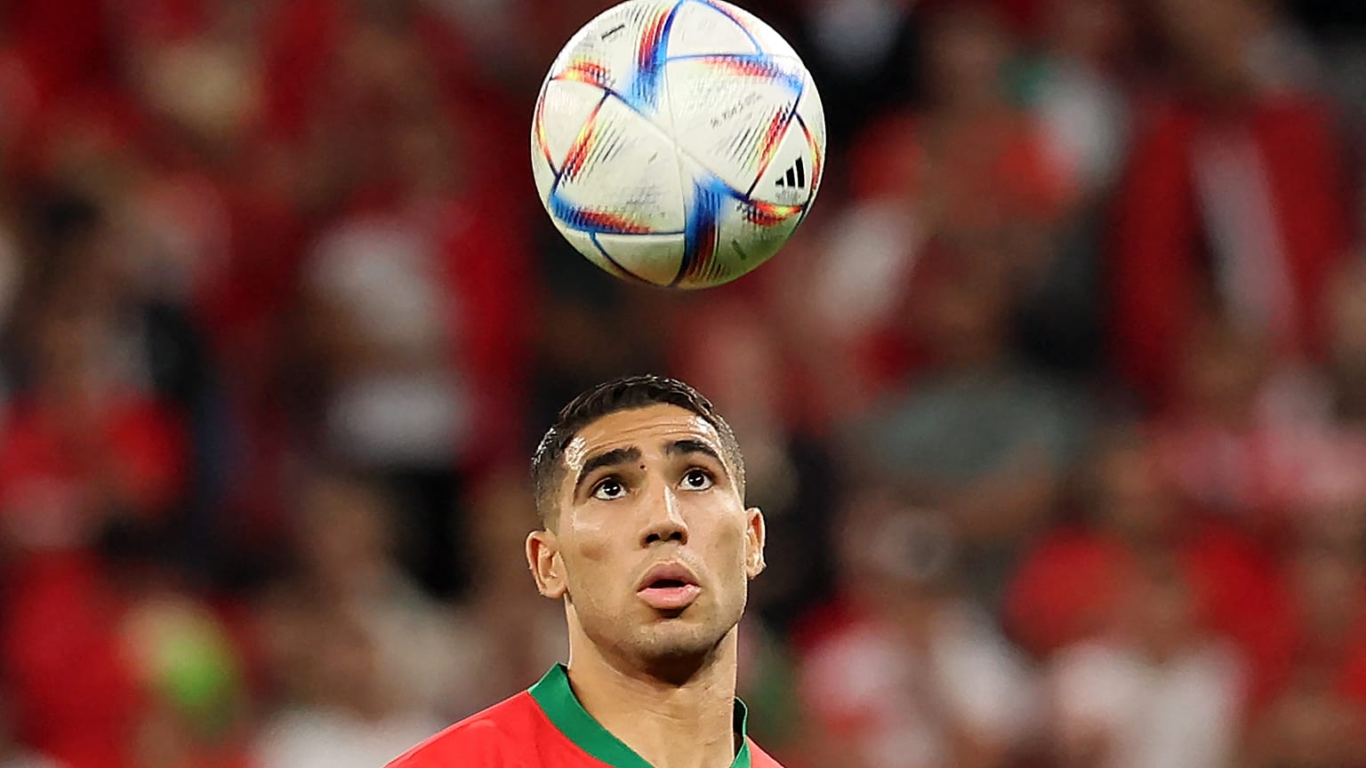 المدافع المغربي  أشرف حكيمي خلال مباراة بين المغرب وإسبانيا على ملعب الدوحة في 6 ديسمبر 2022.