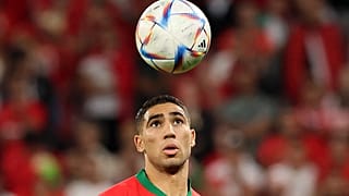 المدافع المغربي  أشرف حكيمي خلال مباراة بين المغرب وإسبانيا على ملعب الدوحة في 6 ديسمبر 2022.