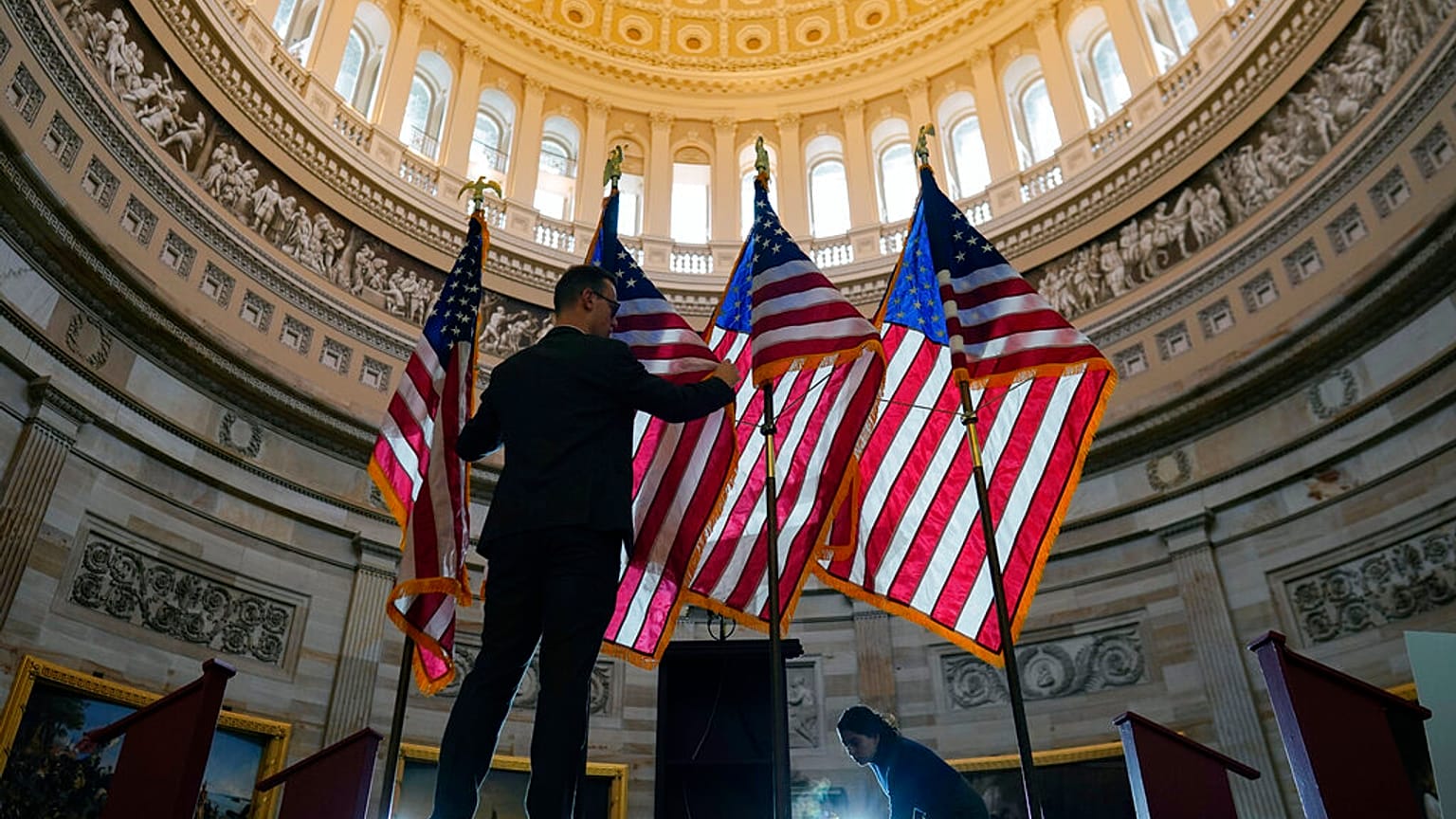 Zászlókat igazítanak a Capitoliumban