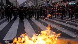 Manifestantes pró-Castillo tentam levantar barricadas