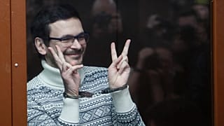 El activista ruso y exdiputado municipal del distrito de Krasnoselsky, Ilya Yashin, en una sala del tribunal, antes de una audiencia en Moscú, el 9 de diciembre de 2022.
