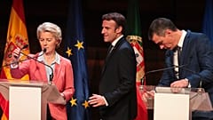 Ursula von der Leyen neben Pedro Sanchez und Emmanuel Macron in Alicante