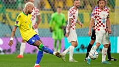 البرازيلي نيمار يركل الكرة خلال المباراة أمام كرواتيا. قطر - 2022/12/09