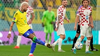 البرازيلي نيمار يركل الكرة خلال المباراة أمام كرواتيا. قطر - 2022/12/09