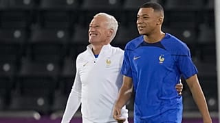 L'entraîneur de l'équipe de France, Didier Deschamps, à gauche, et Kylian Mbappé arrivent pour une séance d'entraînement à Doha, au Qatar, vendredi 9 décembre 2022.