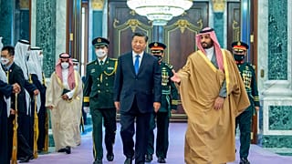 Hszi Csin-ping kínai elnök és Mohammad bin-Szalmán szaúdi trónörökös, Rijád, 2022. december 9.