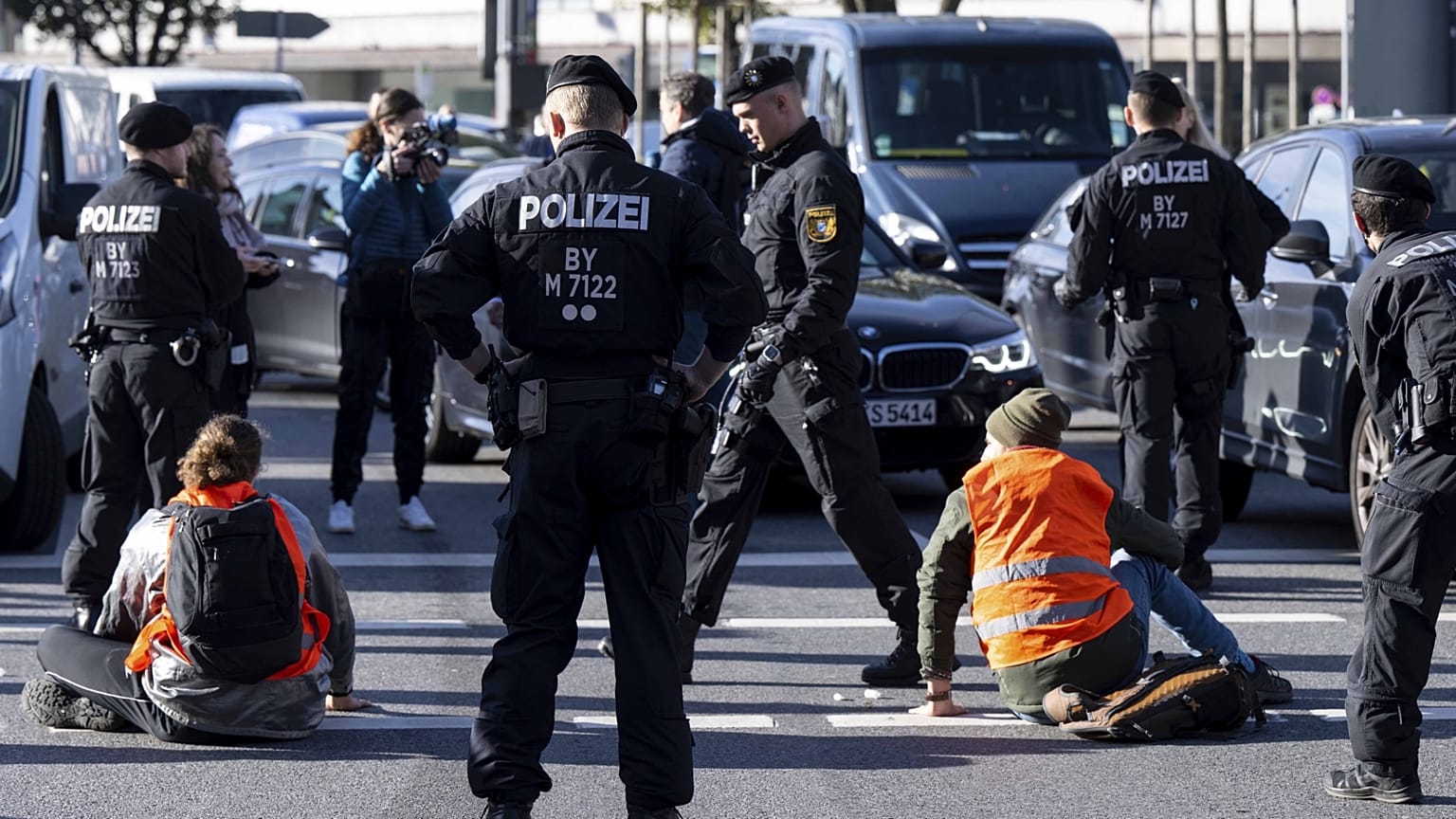 "Odaragasztós" klímavédelmi blokád a müncheni Karlsplatzon 