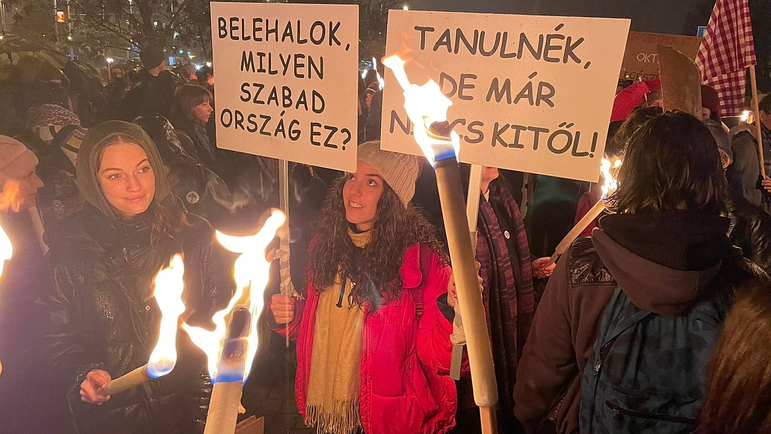 A diákok számos transzparenst hordoztak a szakadó esőben