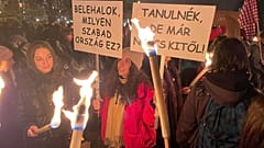A diákok számos transzparenst hordoztak a szakadó esőben