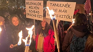 A diákok számos transzparenst hordoztak a szakadó esőben