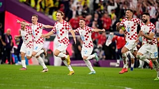 A horvát válogatott tagjai az elhibázott brazil tizenegyes után rohannak a kapu felé