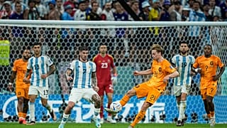 الهولندي فرينكي دي يونغ ، يتحكم في الكرة بجوار الأرجنتيني رودريغو دي بول ، الثالث على اليسار - ملعب لوسيل - قطر. 2022/12/09