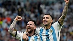 Lionel Messi et Leandro Paredes célèbrent la qualification pour les demi-finales du Mondial, vendredi 9 décembre 2022.