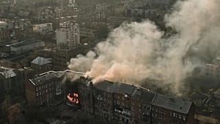 Égő ház a donyecki régióban lévő Bahmutban 2022 december 7-én 