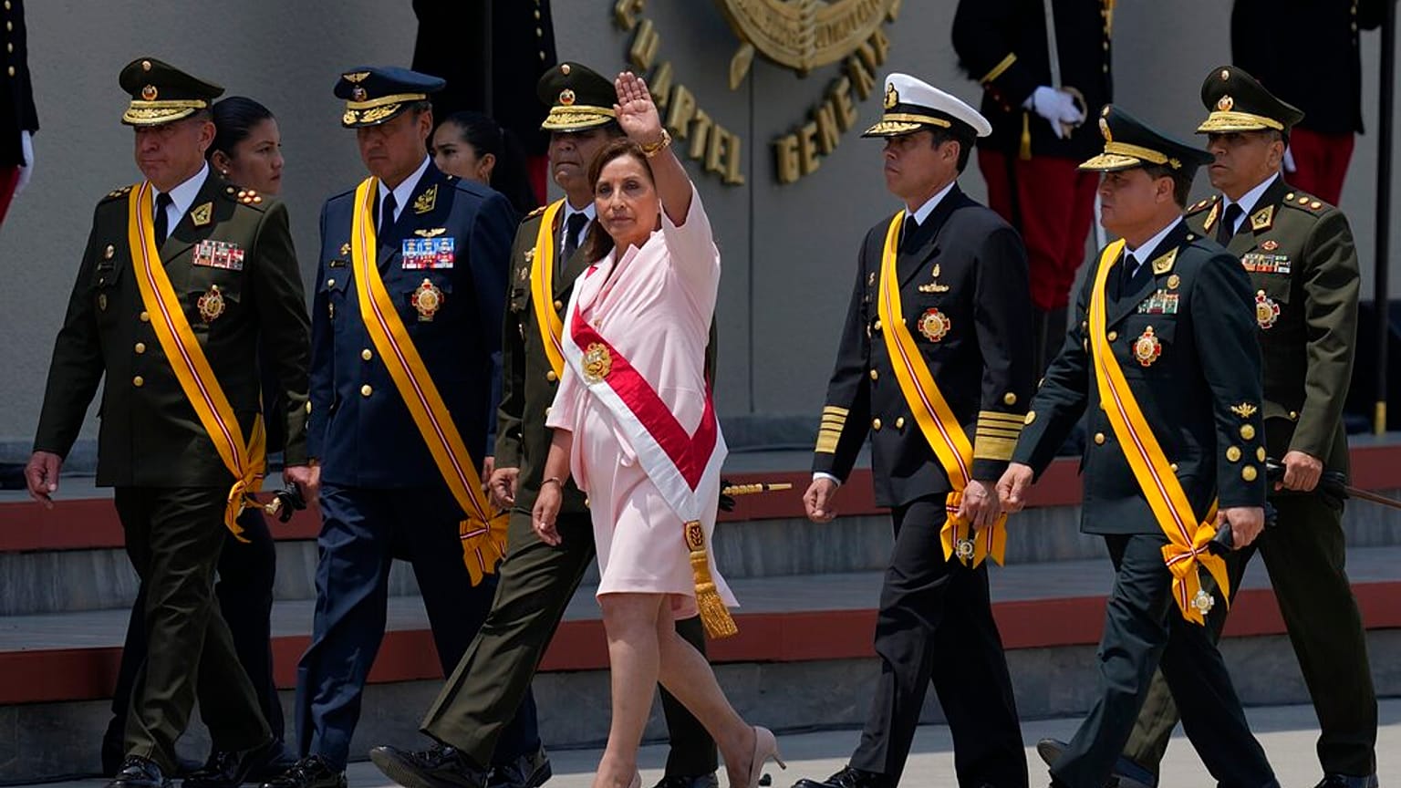 La nouvelle présidente du Pérou, Dina Boluarte, assiste à une cérémonie marquant la Journée de l'Armée à Lima, Pérou, vendredi 9 décembre 2022. 