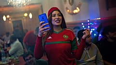 مشجعة مغربية في برشلونة الإسبانية 