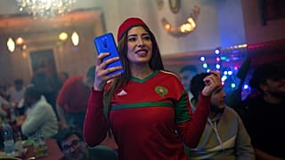 مشجعة مغربية في برشلونة الإسبانية 