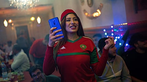 مشجعة مغربية في برشلونة الإسبانية 