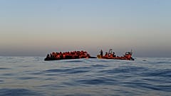 Ein Rettungsteam von "Ärzte ohne Grenzen" nähert sich einem Boot mit 74 Migranten, um sie auf das Rettungsschiff "Geo Barents" zu bringen