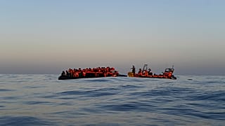 Ein Rettungsteam von "Ärzte ohne Grenzen" nähert sich einem Boot mit 74 Migranten, um sie auf das Rettungsschiff "Geo Barents" zu bringen