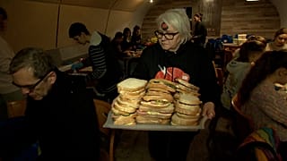 Egy adag szendvics készen áll a csomagolásra