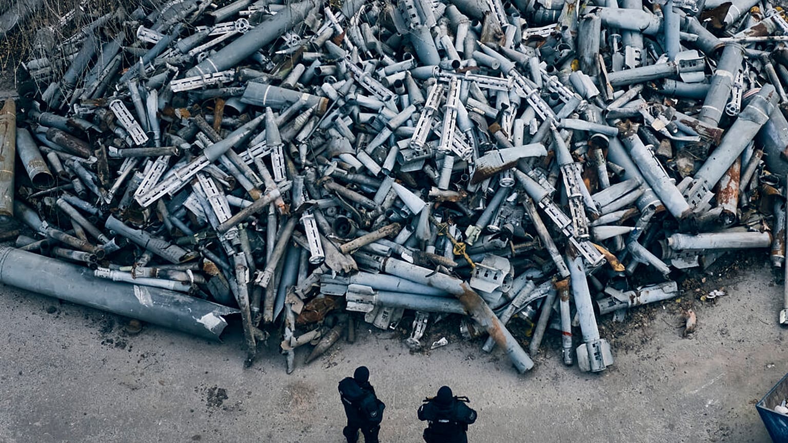 Des policiers regardent des fragments collectés des roquettes russes qui ont frappé Kharkiv, à Kharkiv, en Ukraine, samedi 3 décembre 2022.