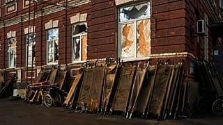 Tragen stehen vor einem Krankenhaus in Bachmut