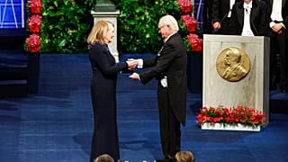 Annie Ernaux recibe el premio Nobel de Literatura de manos del rey Carlos Gustavo de Suecia