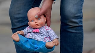 Çocuk istismarının protesto edildiği gösteride kullanılan bir bebek (arşiv)