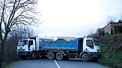 Trucks blockieren eine Straßee in Nord-Kosovo