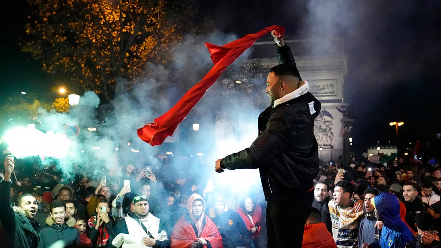 Μαροκινοί πανηγυρίζουν στο Παρίσι