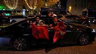 Marokkói szurkolók örülnek a francia Champs Elysées-n december 10-én, miután Marokkó legyőzte Portugáliát és az afrikai országok közül elsőként bekerült a VB-elődöntőbe