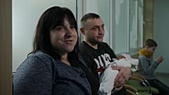 Inna e Dmytro com Sofia ao colo