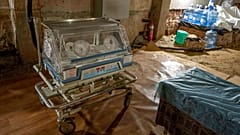 Ein Inkubator in einer improvisierten Geburtsstation in einem Keller in Lwiw.