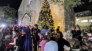 الاحتفال بإضاءة شجرة عيد الميلاد في الكنيسة الرومانية الكاثوليكية في غزة. 2021/12/18