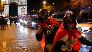 Supporters marocains sur les Champs-Elysées à Paris, samedi 10 décembre 2022.