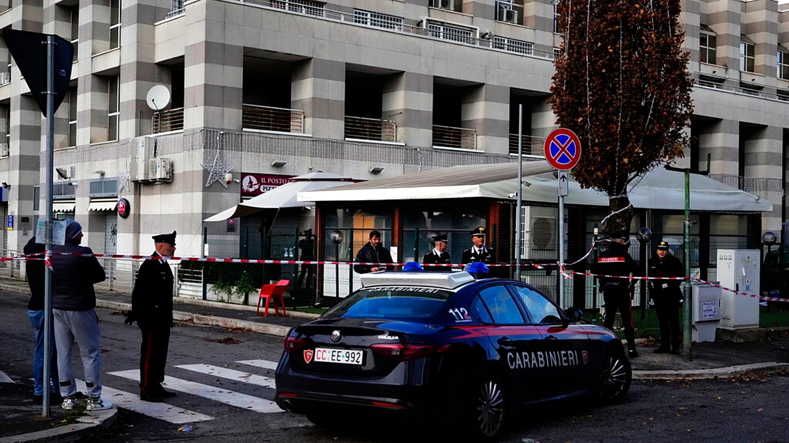 Αστυνομικοί στο σημείο του μακελειού